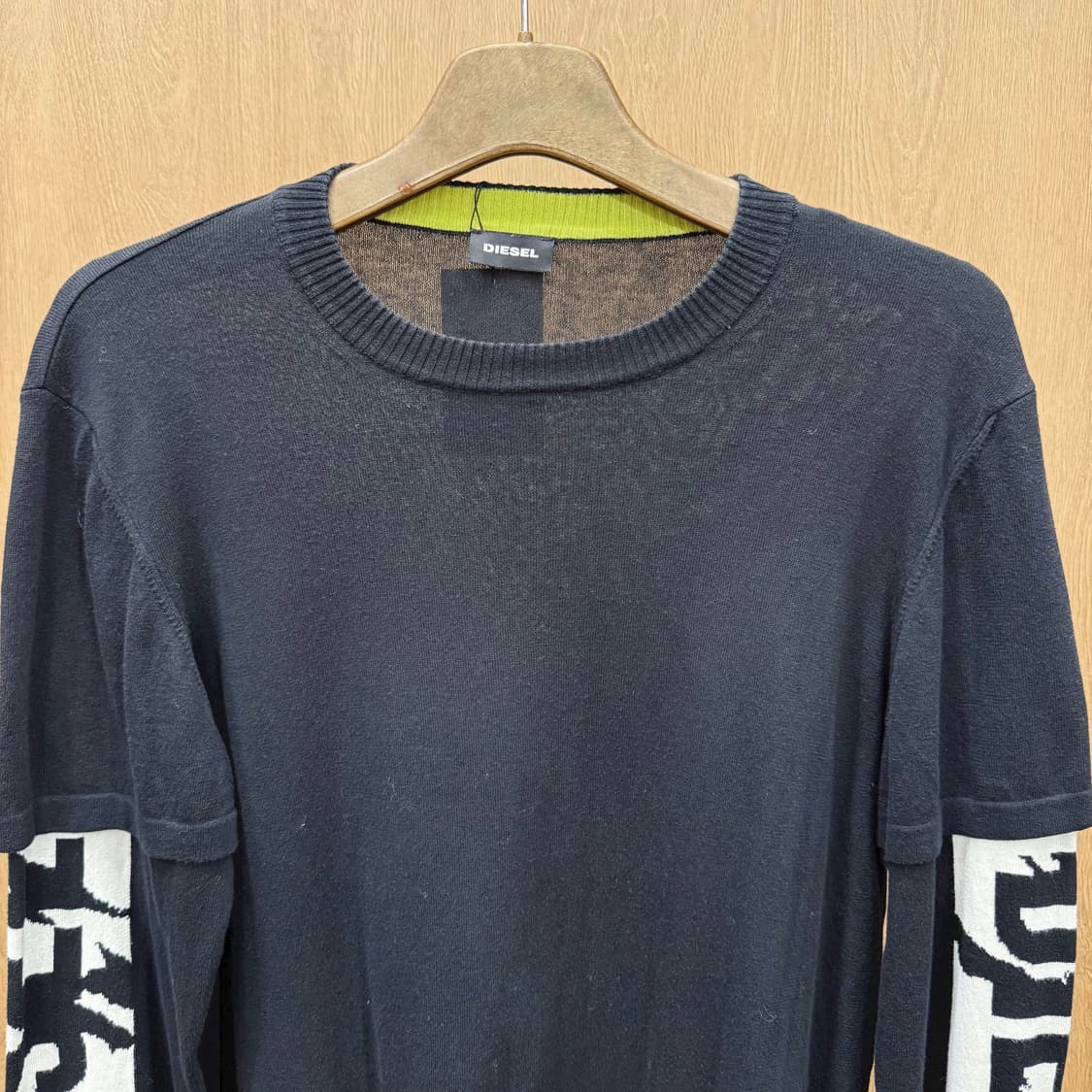 디젤 레이어드 반팔 긴팔 니트 그래픽 슬리브 로고패치 디테일 블랙 상품이미지4