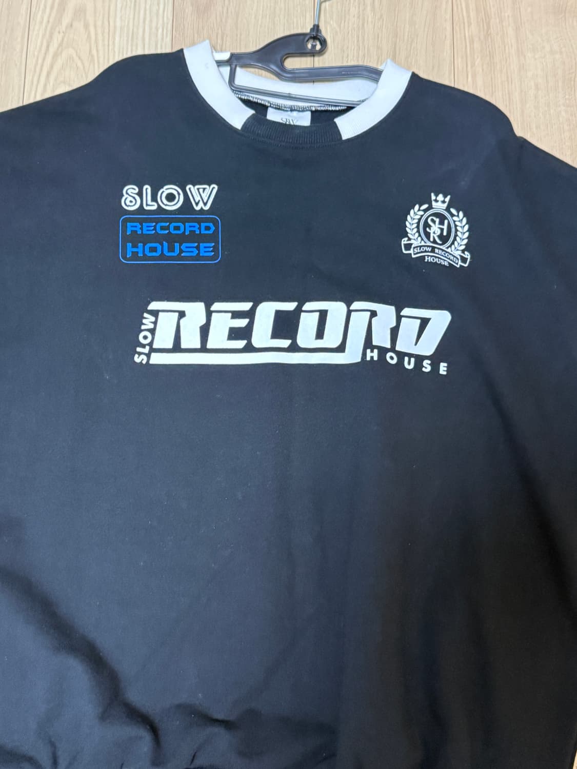 슬로우 레코드 하우스 맨투맨 블랙 상품이미지3