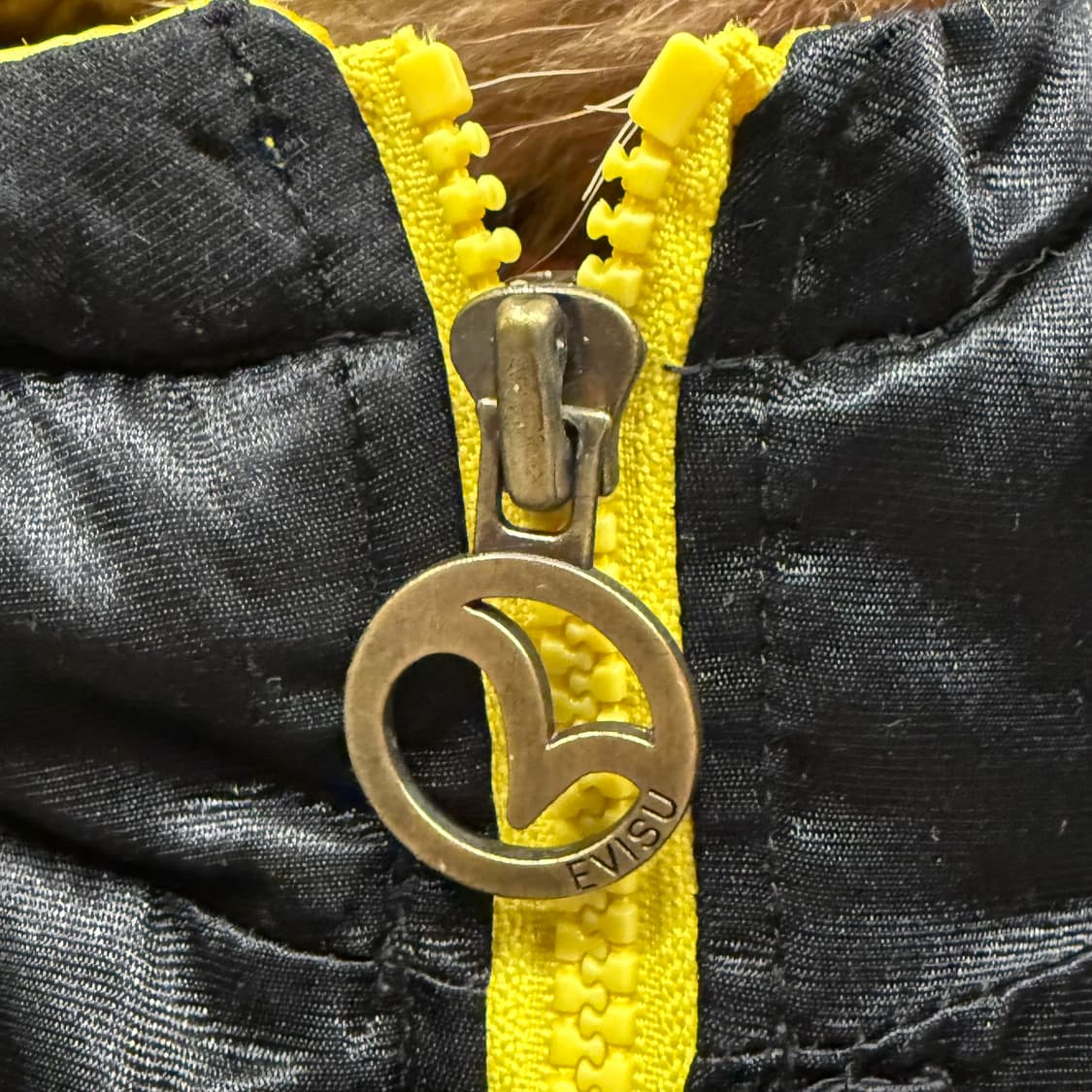 에비수 블랙 옐로우 백로고 포인트 퍼 숏패딩 상품이미지5