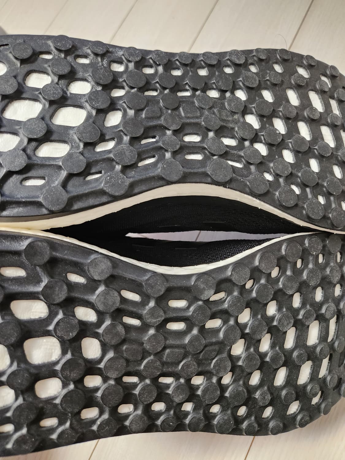 새상품급) 아디다스 운동화 리스판스 CQ0020 러닝화 사이즈240

러 상품이미지9