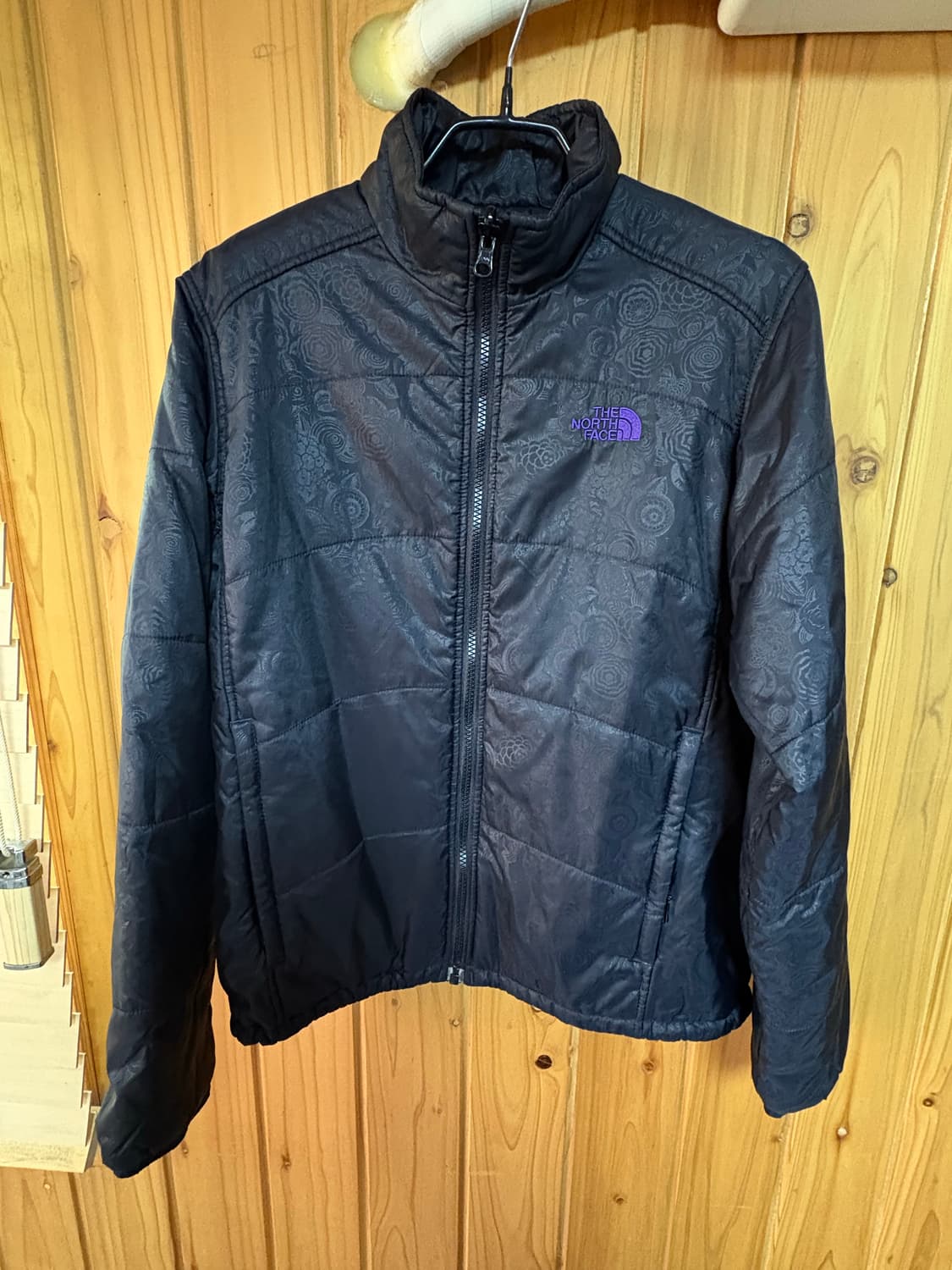 노스페이스 여성 페이즐리 경량 패딩입니다. 상품이미지1