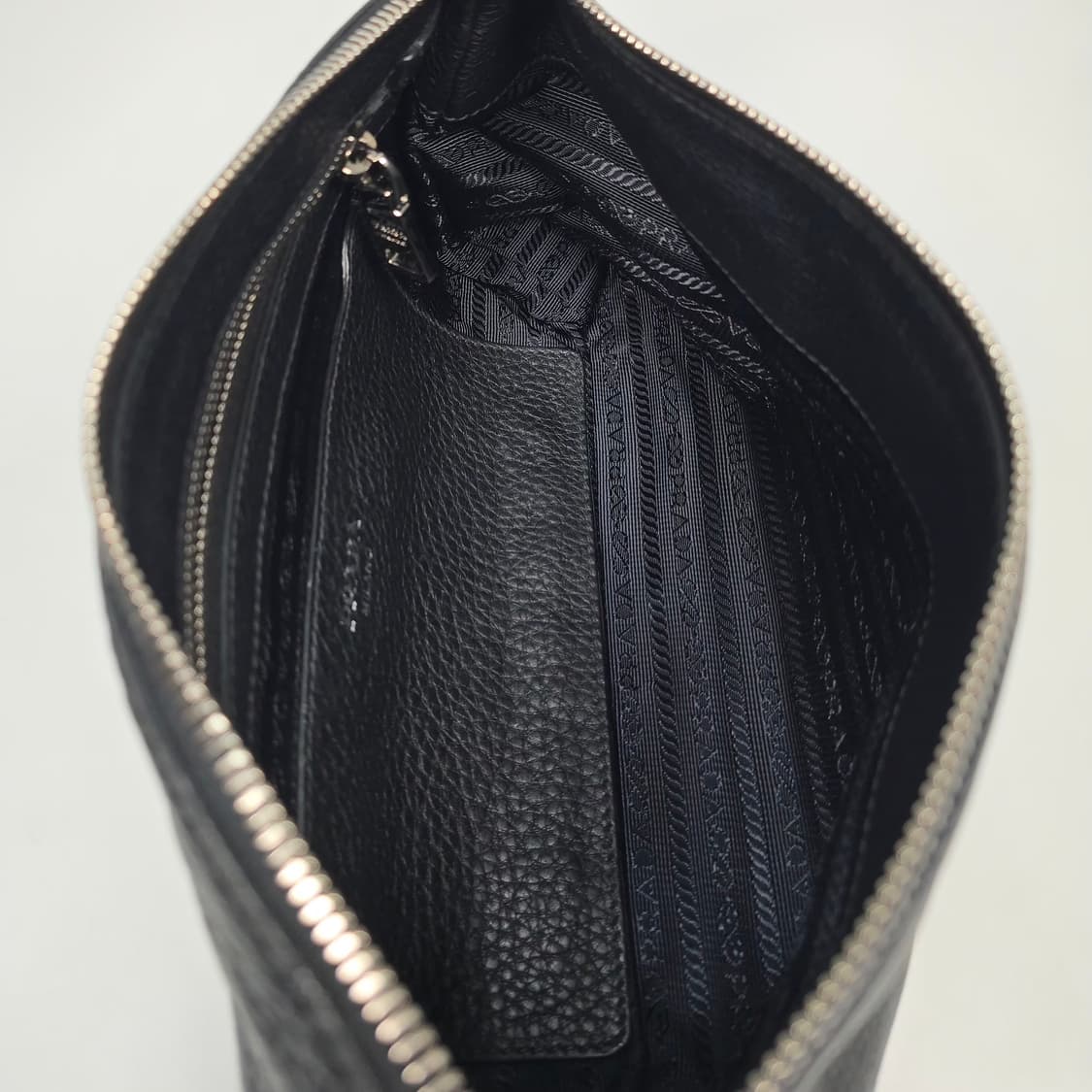 프라다 비텔로 다이노 은장 트라이앵글 클러치 크로스백 상품이미지8