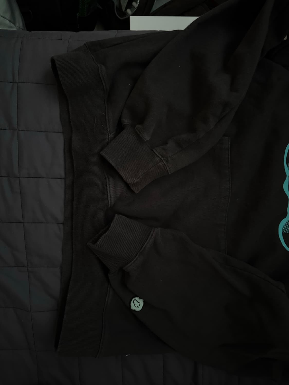 구미베어 앤 로고 후드티 차콜 상품이미지2