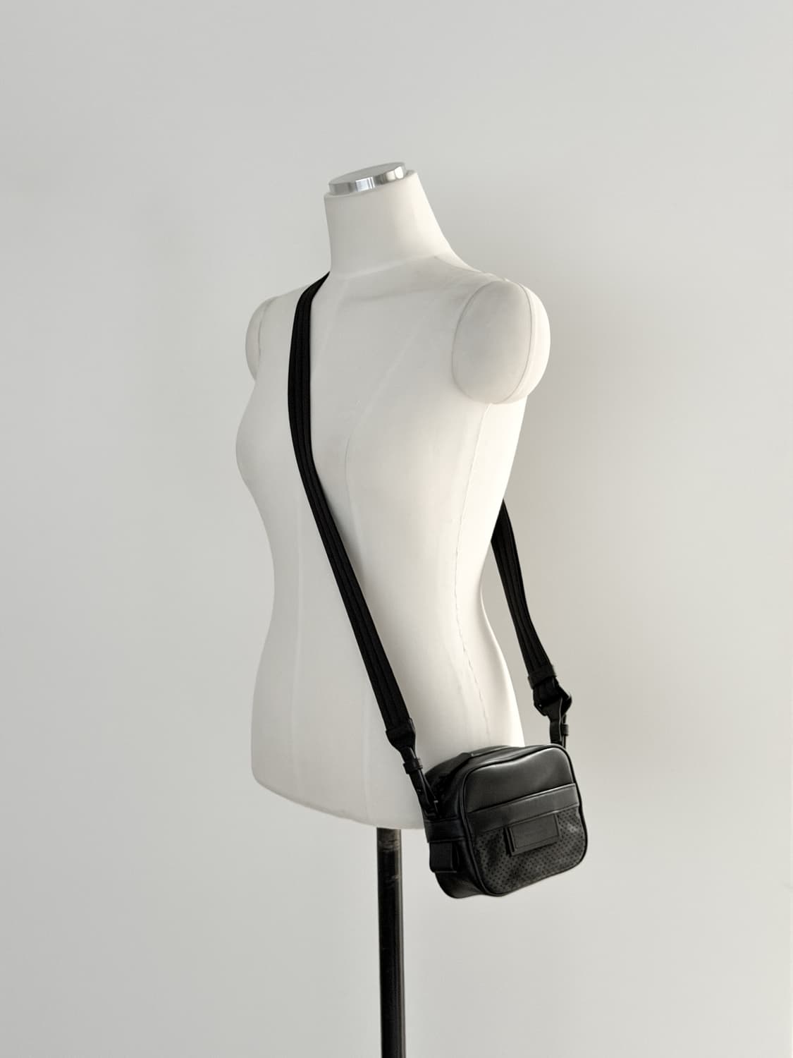 보테가베네타 퍼포레이티드 레더 미니 크로스백 상품이미지2