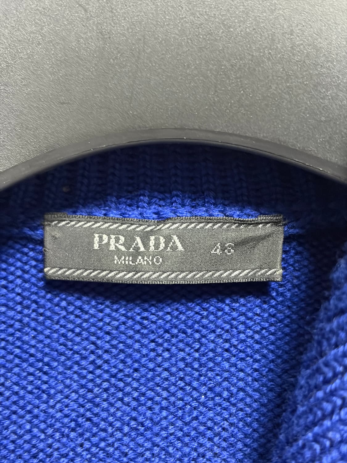 (모델 장진우 착용) 프라다 램스킨 하프집업 니트 상품이미지4