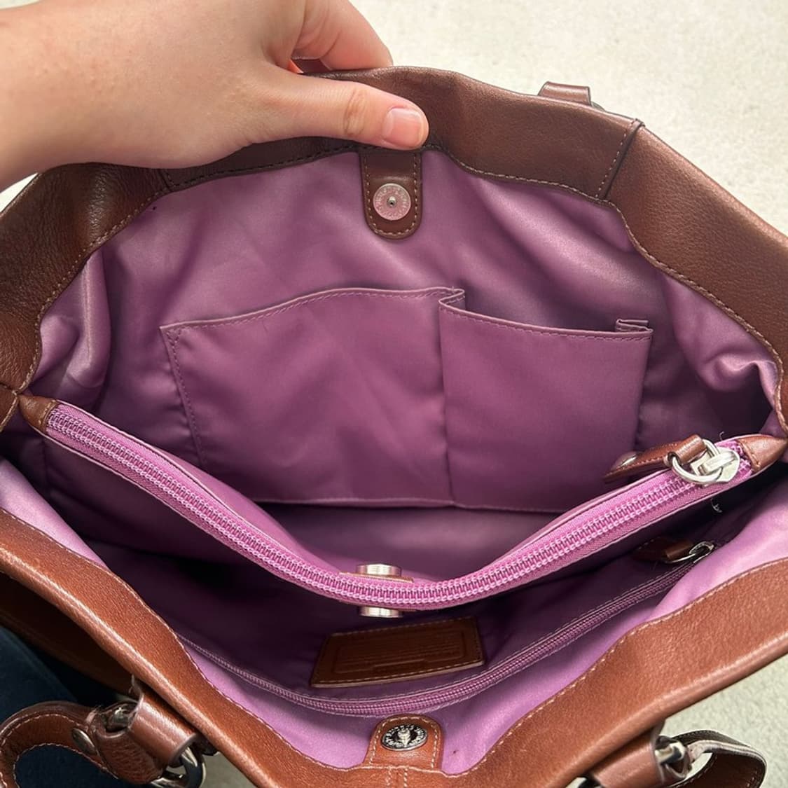 코치 애슐리 브라운 가죽 캐리올 토트백 상품이미지8