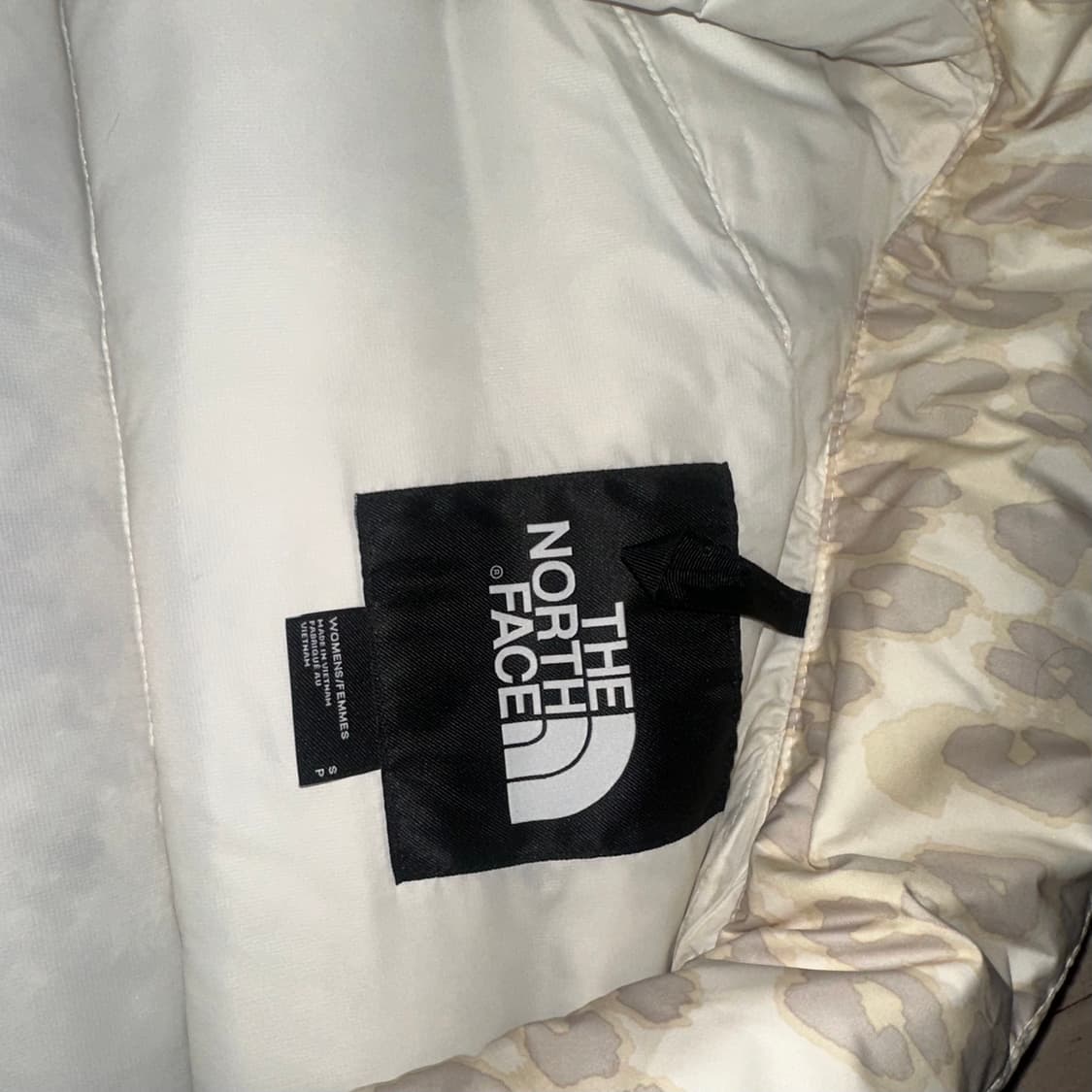 노스페이스 눕시 화이트 레오파드 700 숏패딩 s사이즈 상품이미지6