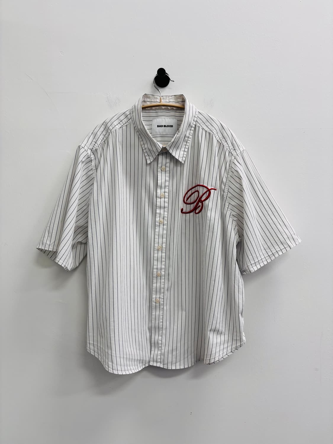 배드블러드(BAD BLOOD) 로고 자수 스트라이프 반팔 셔츠 상품이미지2