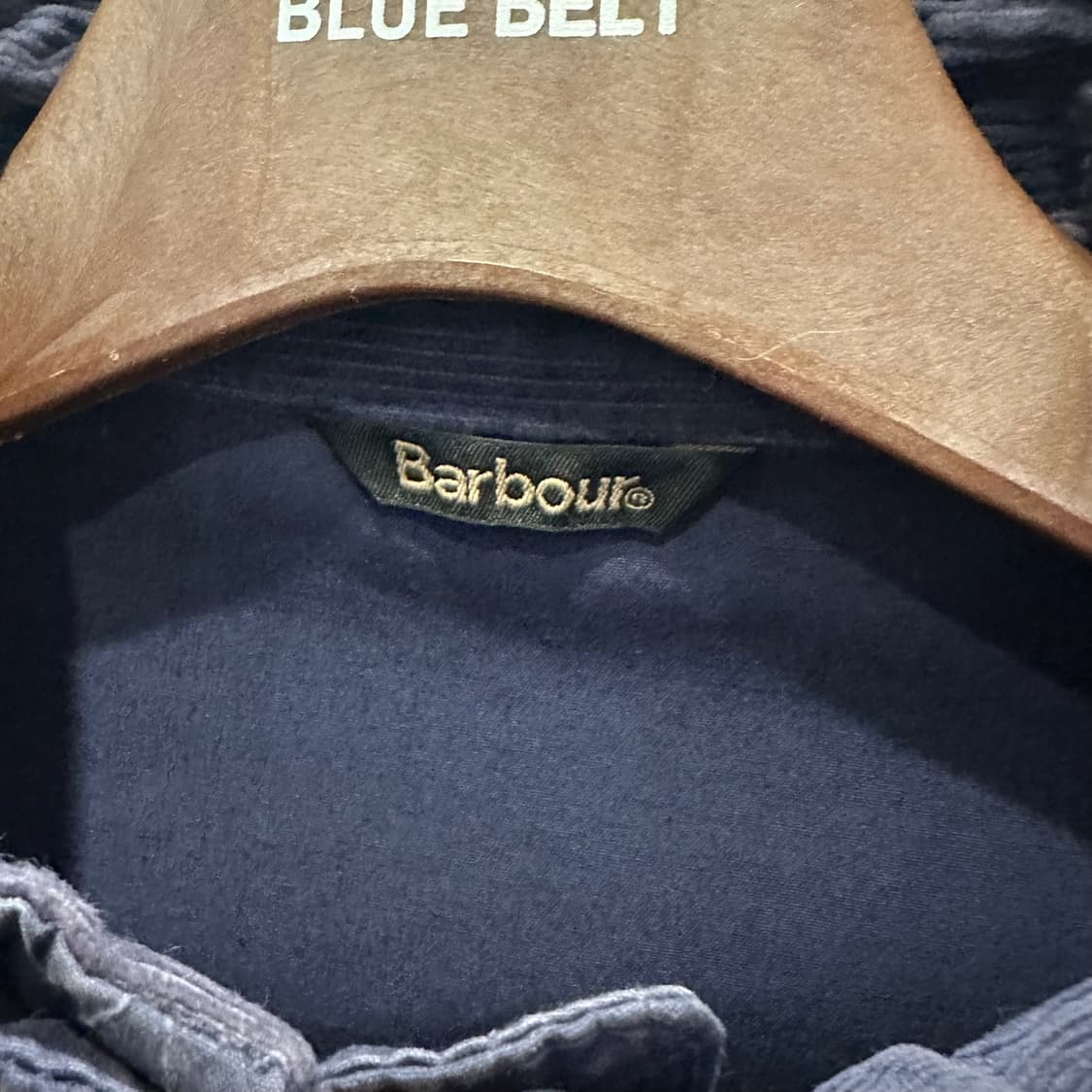 바버 필드 자켓 스탠드 버클 카라 4포켓 소매 로고 디테일 블루 상품이미지6