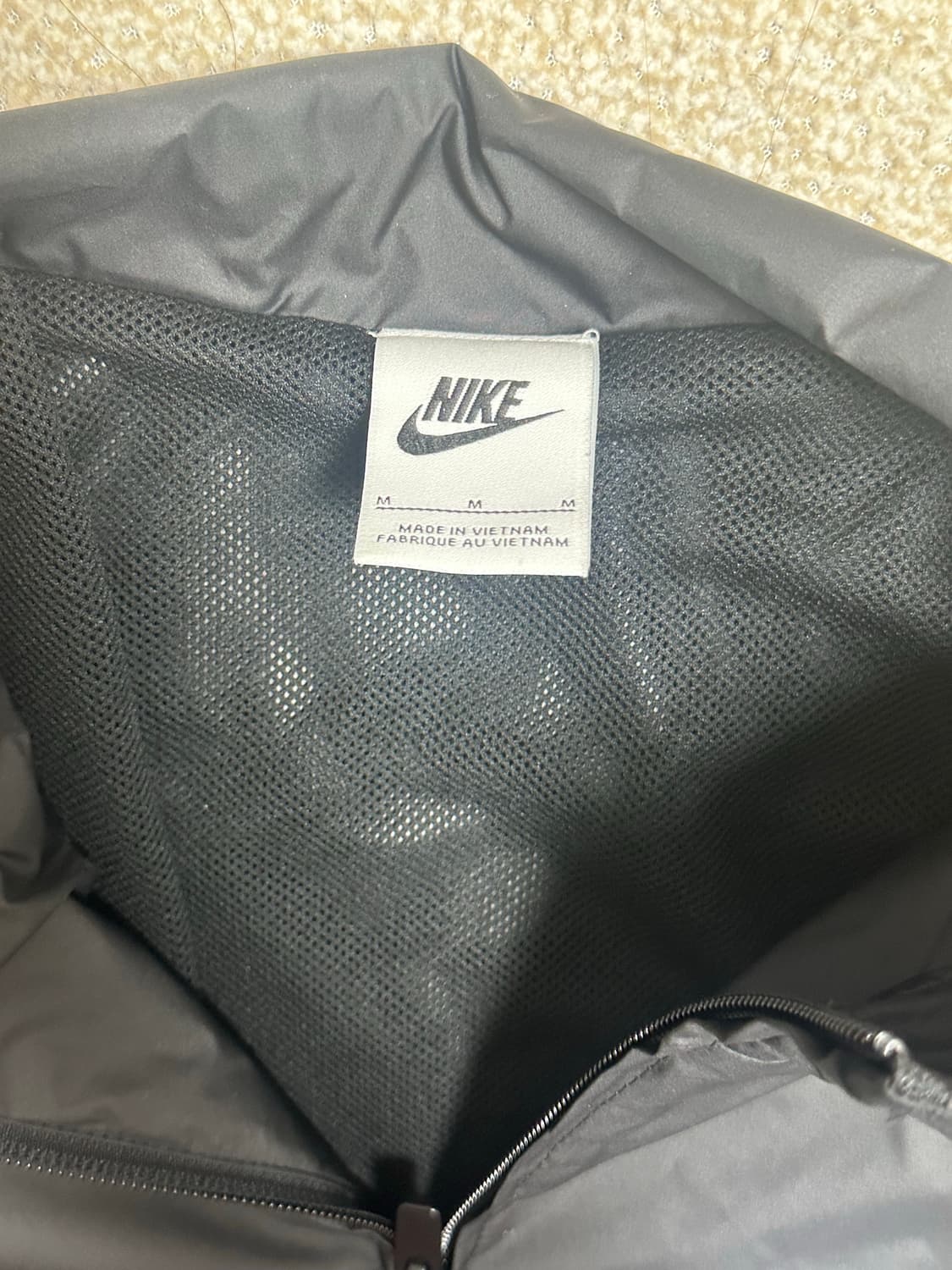 나이키 바람막이 블랙 M사이즈 입니다  큰 하자나 눈에 띄는 오염 없이  상품이미지3