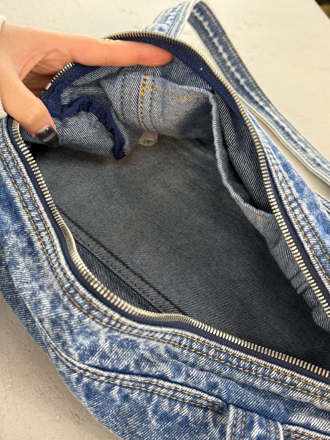 MatinKim 마뗑킴 로고 워시드 데님 더플백  상품이미지5