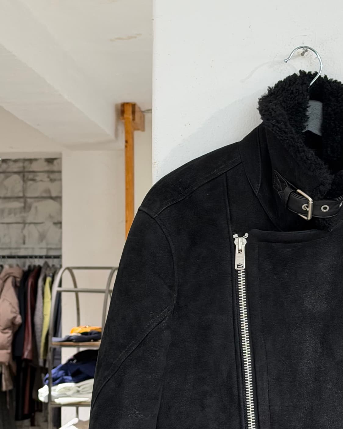 올세인츠 블랙 시어링 벨티드 라이더 무스탕 자켓 상품이미지2