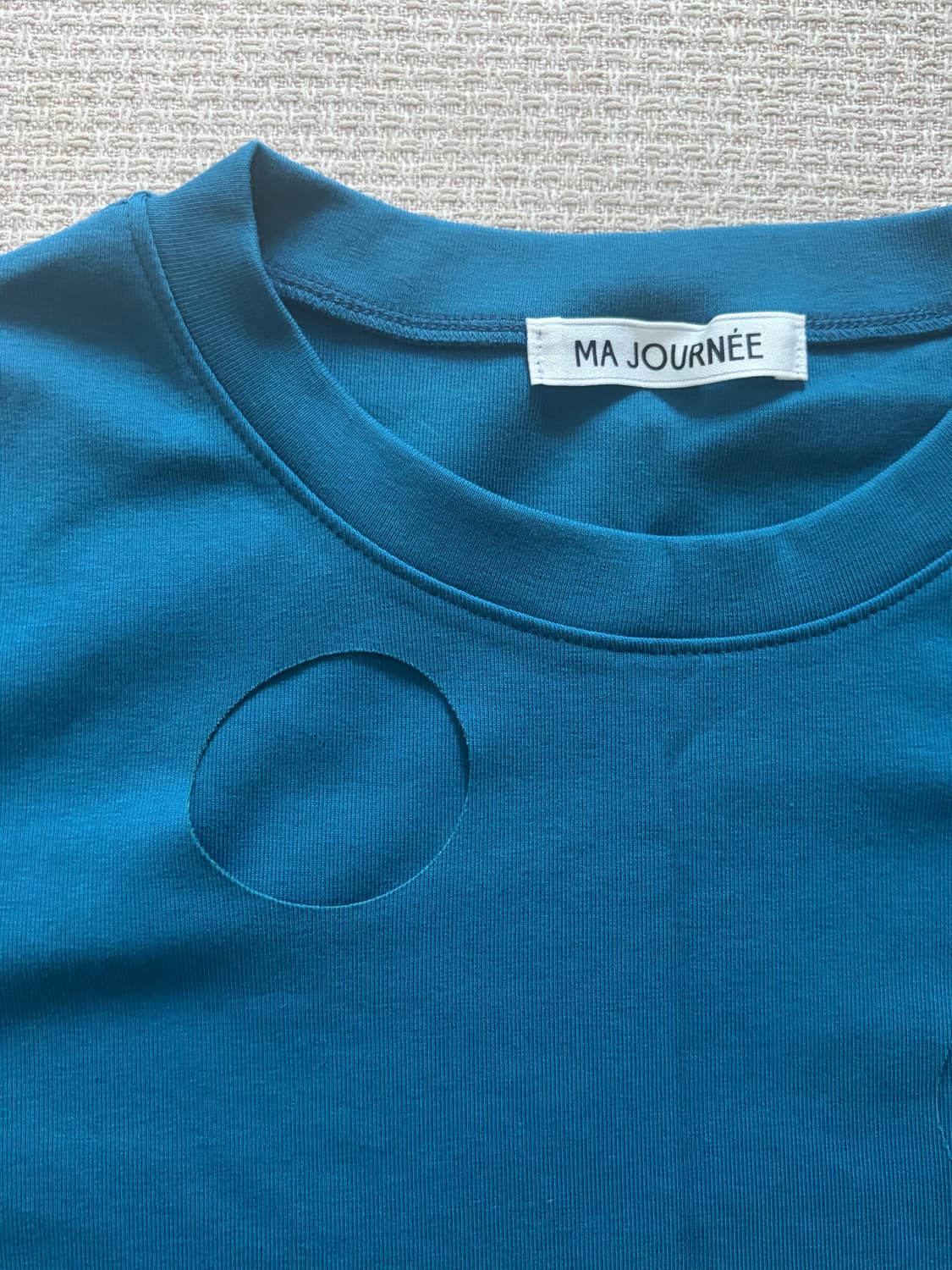 마조네 HOLE DETAIL T-SHIRT_PEACOCK BLUE 상품이미지3
