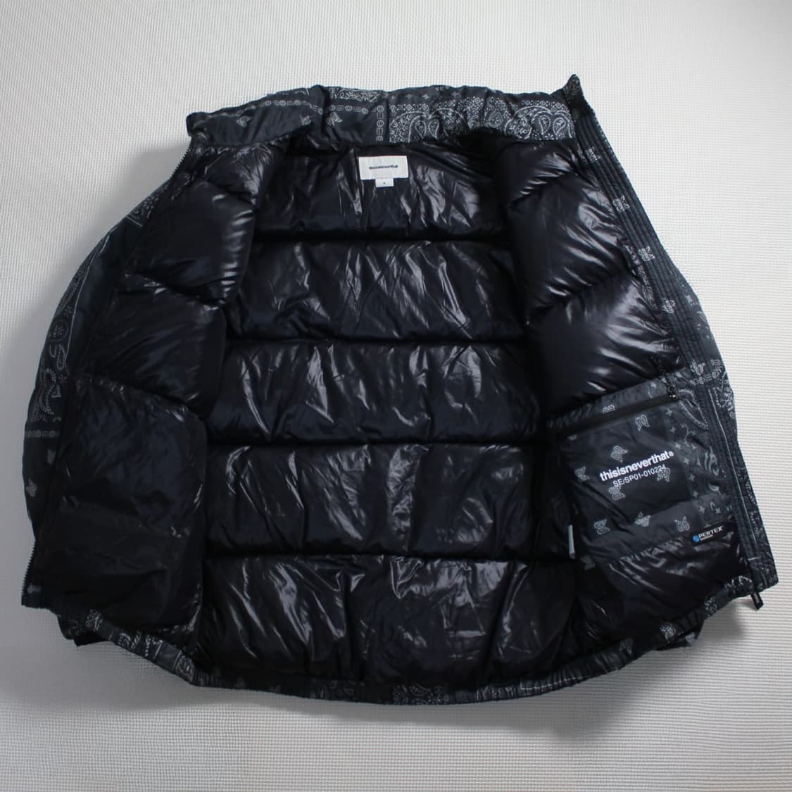 2021 thisisneverthat® 디네뎃 밴다나 다운 블랙 패딩 상품이미지3