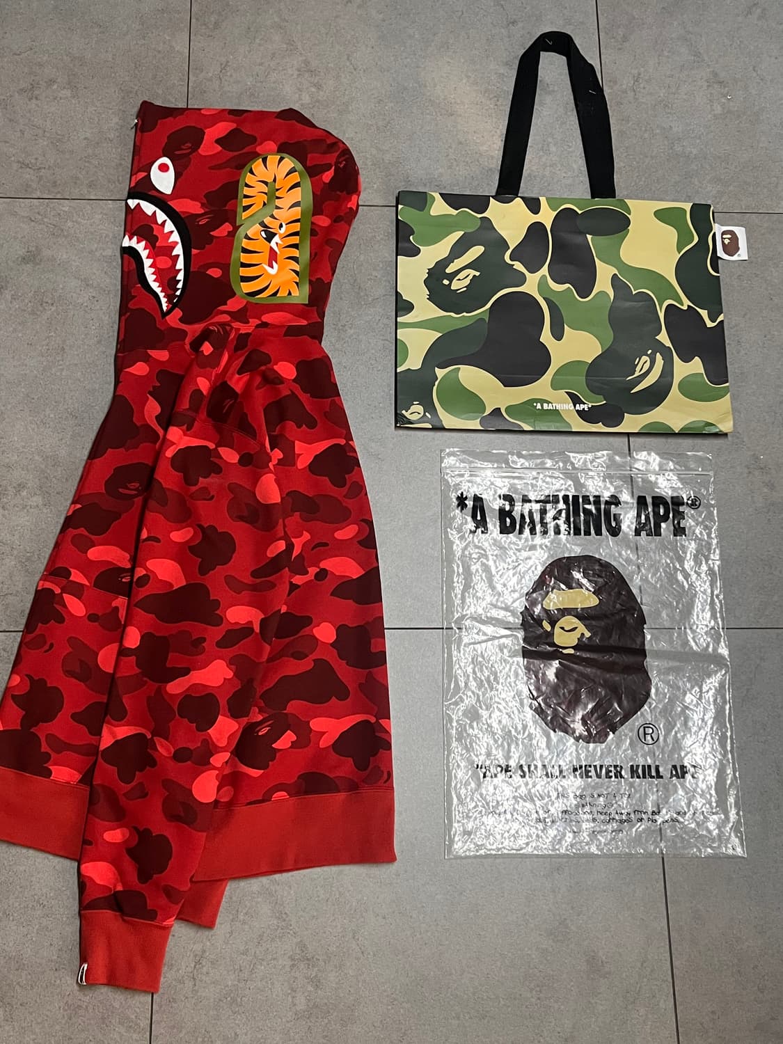 새상품급) 베이프 레드 적계 샤크 후드집업 상품이미지2