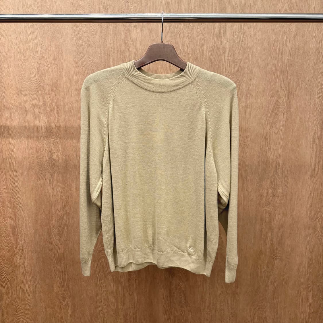 버버리 라운드넥 긴팔 니트 무지 로고 자수 디테일 레귤러핏 베이지 상품이미지2