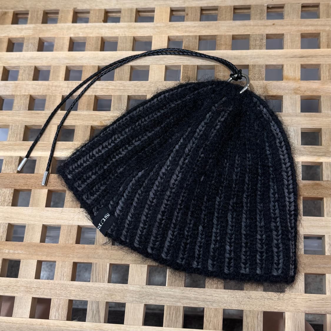 써저리 클로버 로고 더블 스트랩 비니 상품이미지3