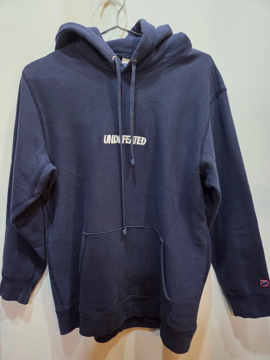 언디피티드 네이비 남성 후드티 상품이미지1