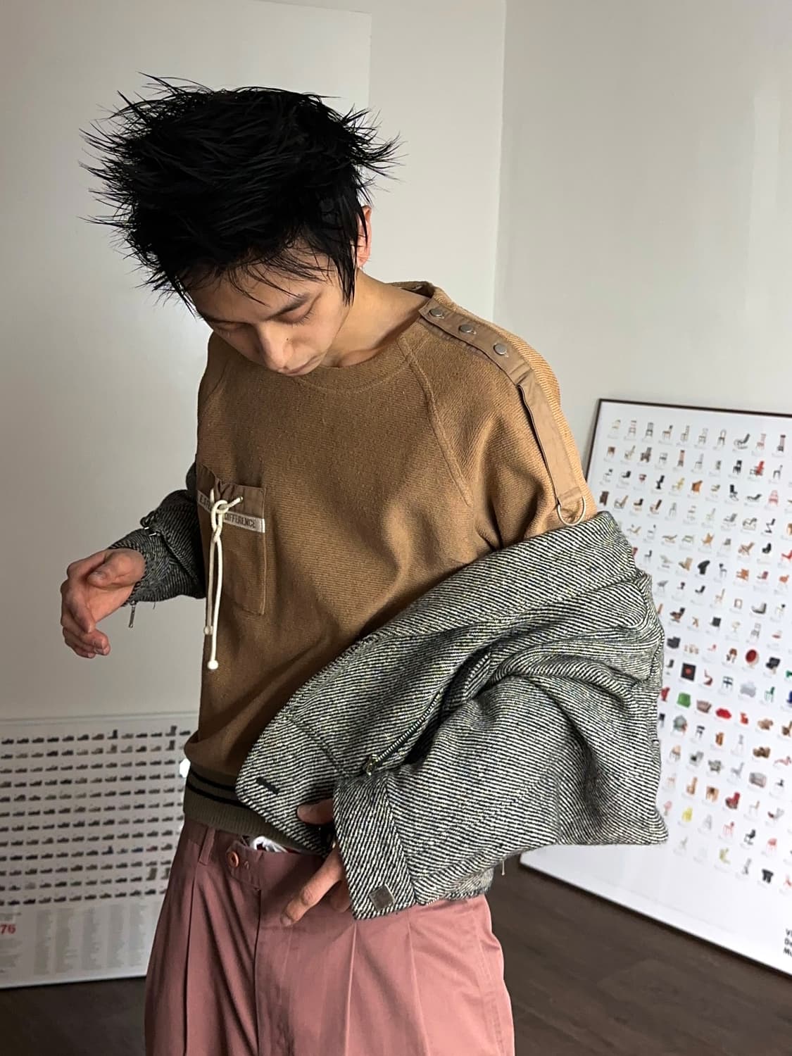 Leiliam 오프닝 숄더 디테일 스웻 셔츠 상품이미지2