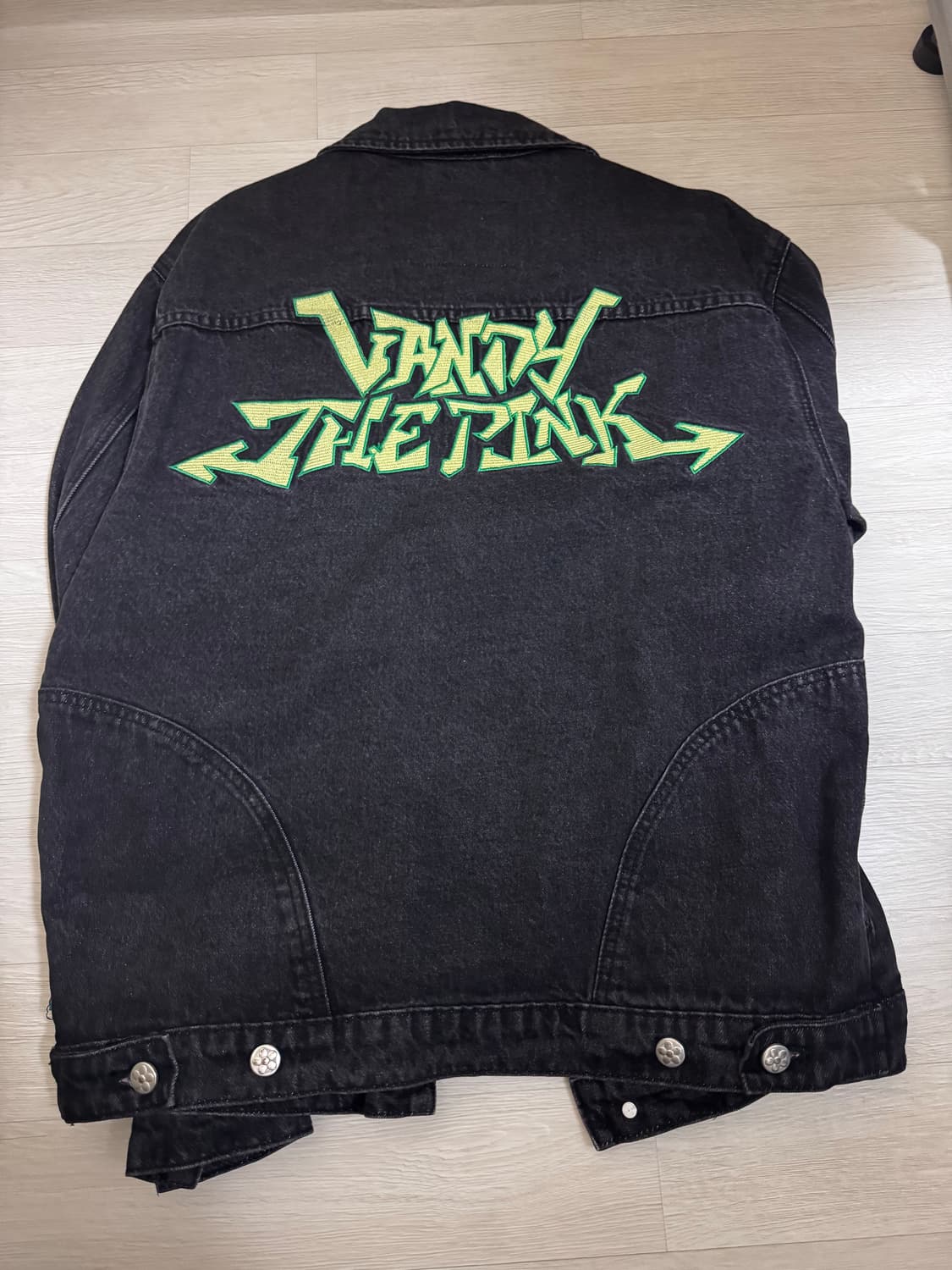 반디 더 핑크 그래비티 데님 자켓 L 사이즈 판매합니다. 상품이미지2