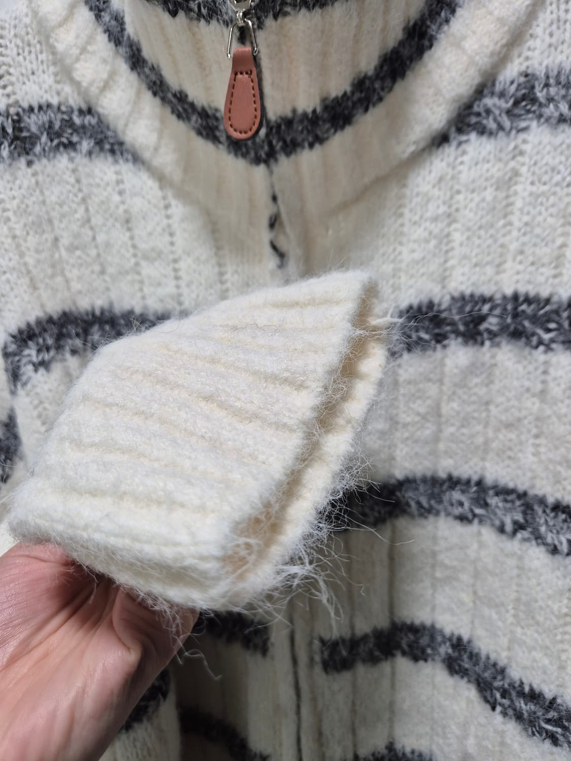 스트라이프 헤어리 니트 집업 상품이미지4