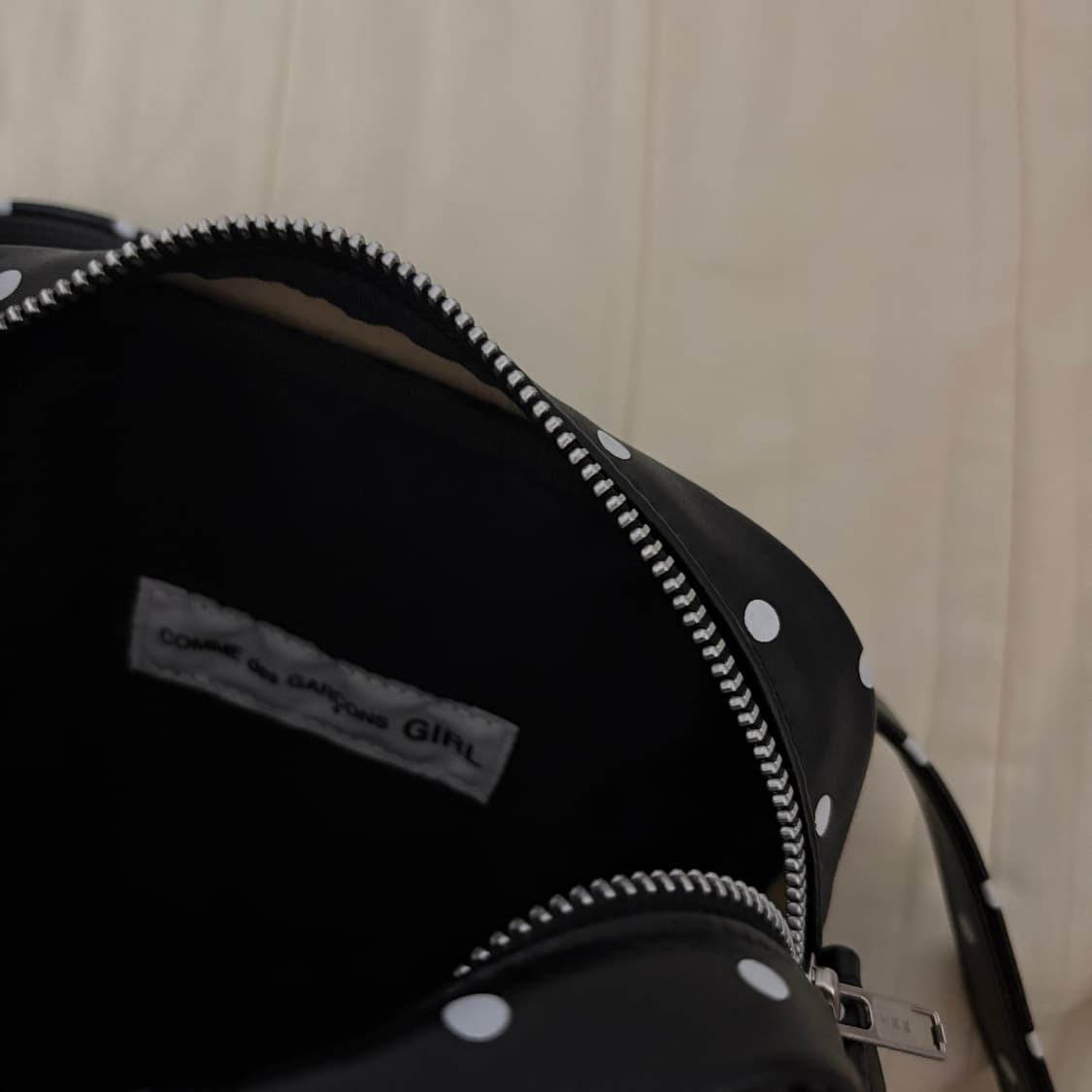 꼼데가르송 걸 도트 크로스백 검정 상품이미지3