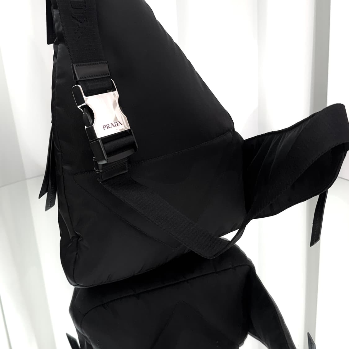 [정품] 프라다 삼각로고 리나일론 레더 슬링백 2VZ092 상품이미지9
