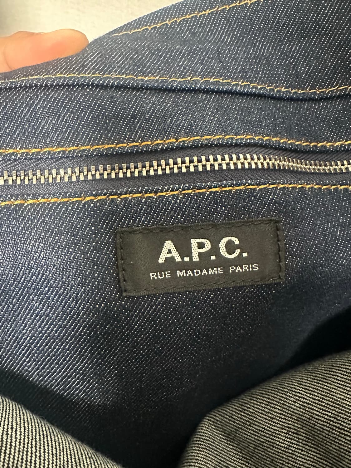 A.P.C. 악셀 토트백 데님 다크 네이비 상품이미지2