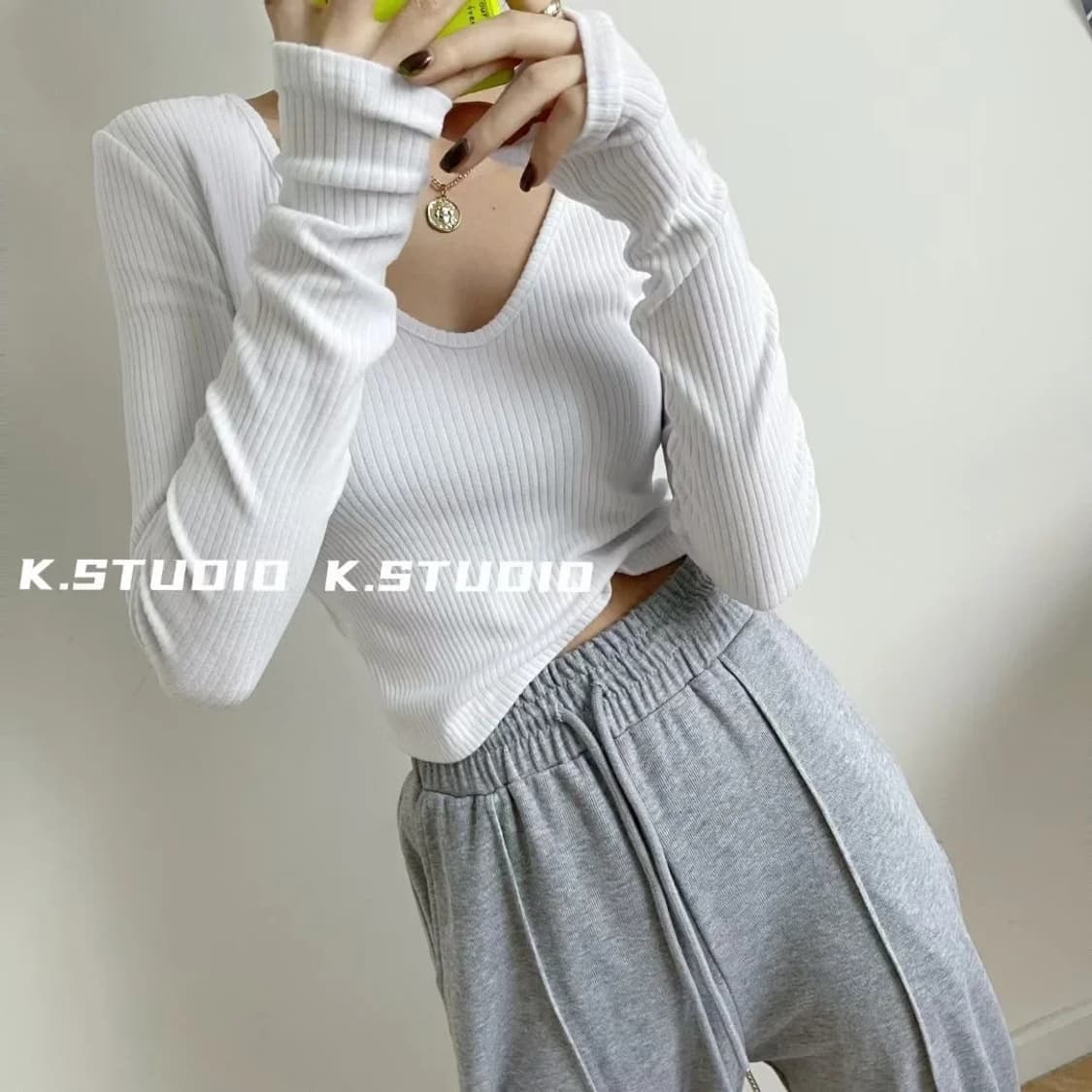 V넥 골지 긴팔 티셔츠 화이트 탄탄소재 상품이미지3