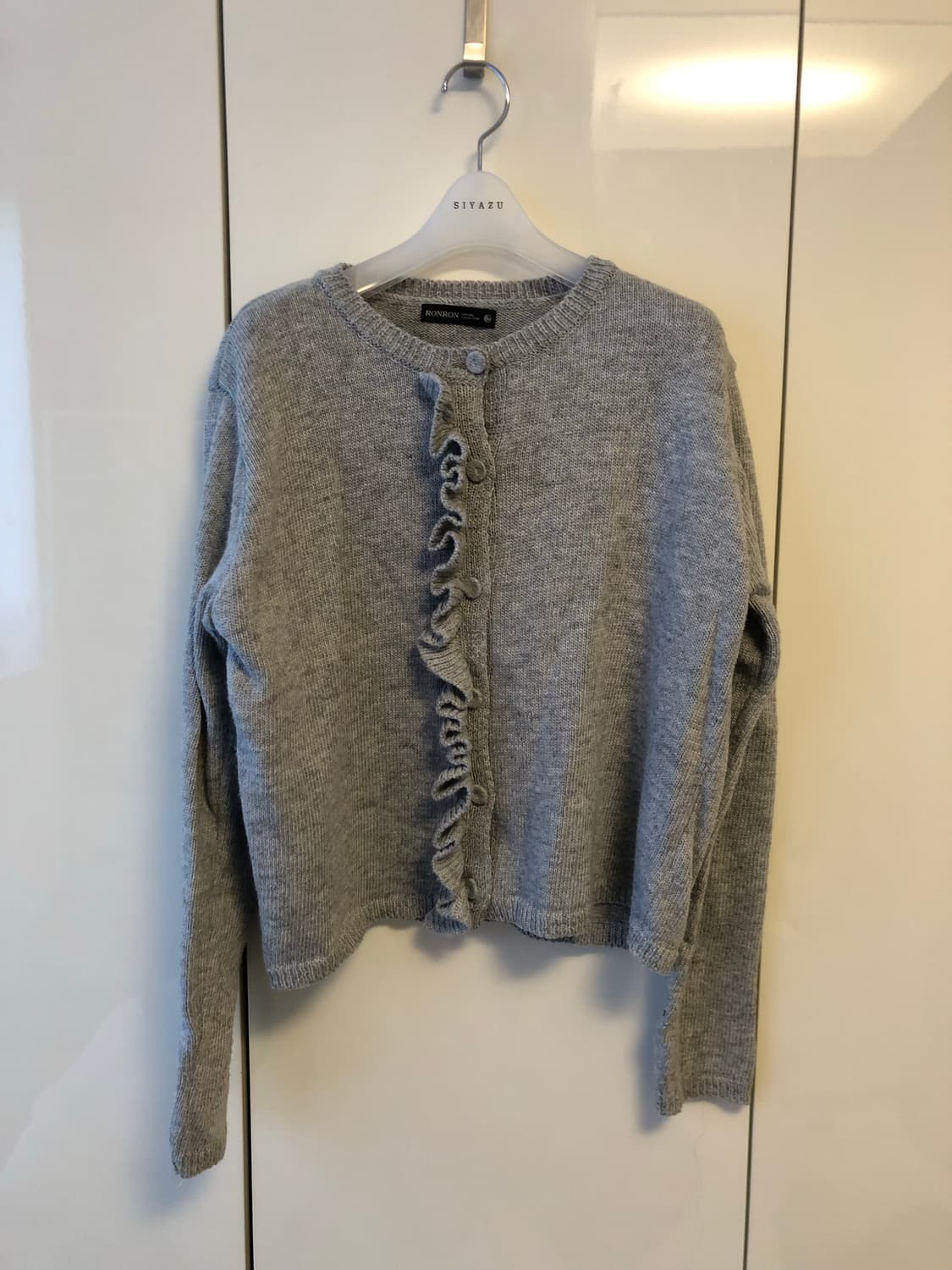 론론 HEART POINT RUFFLE KNIT CARDIGAN GREY 상품이미지2