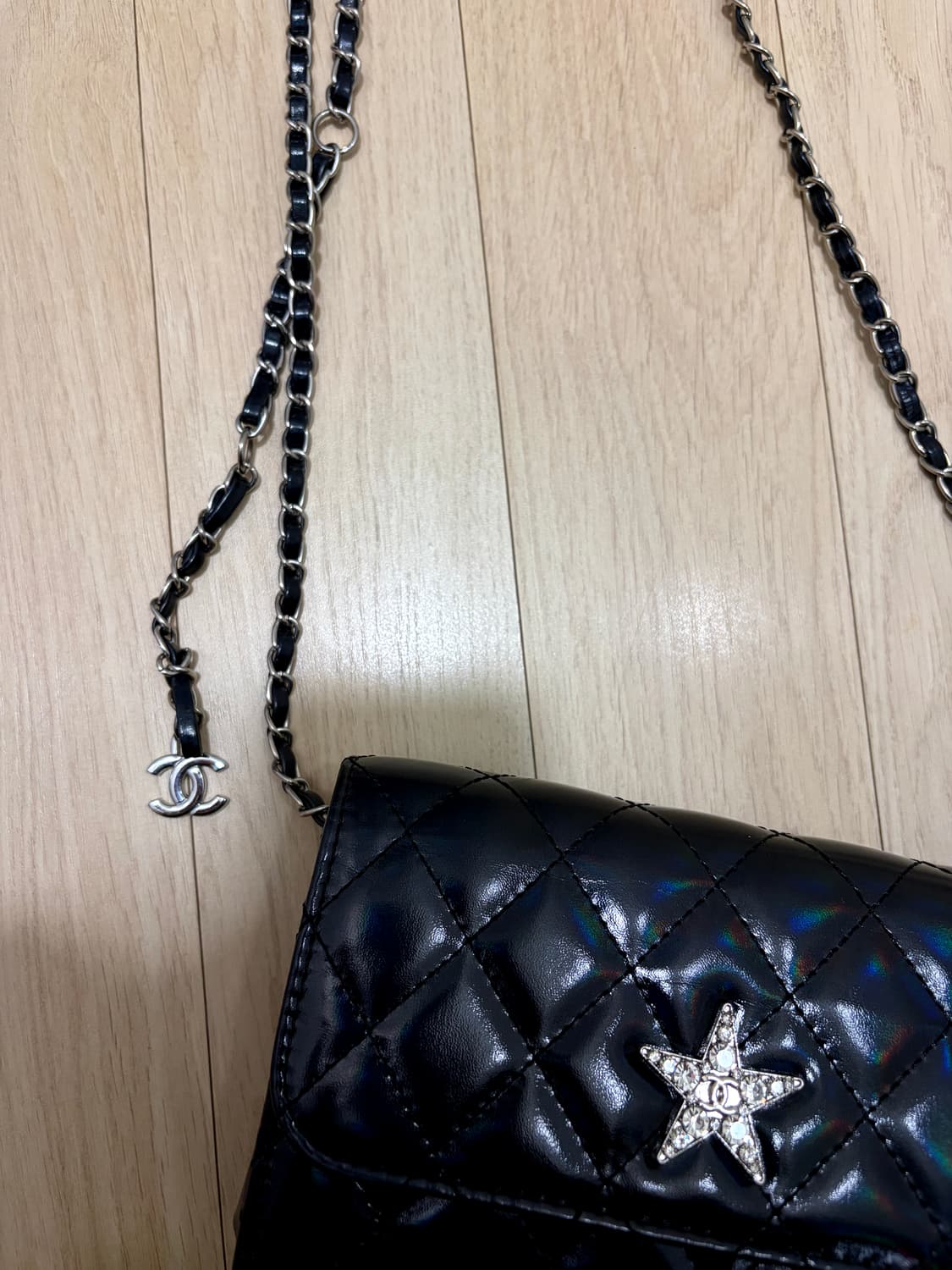 샤넬 에나멜소재 큐빅 크로스백 상품이미지4