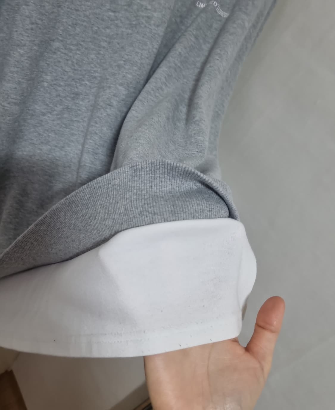 흰티 레이어드 오버핏 맨투맨 그레이 상품이미지6