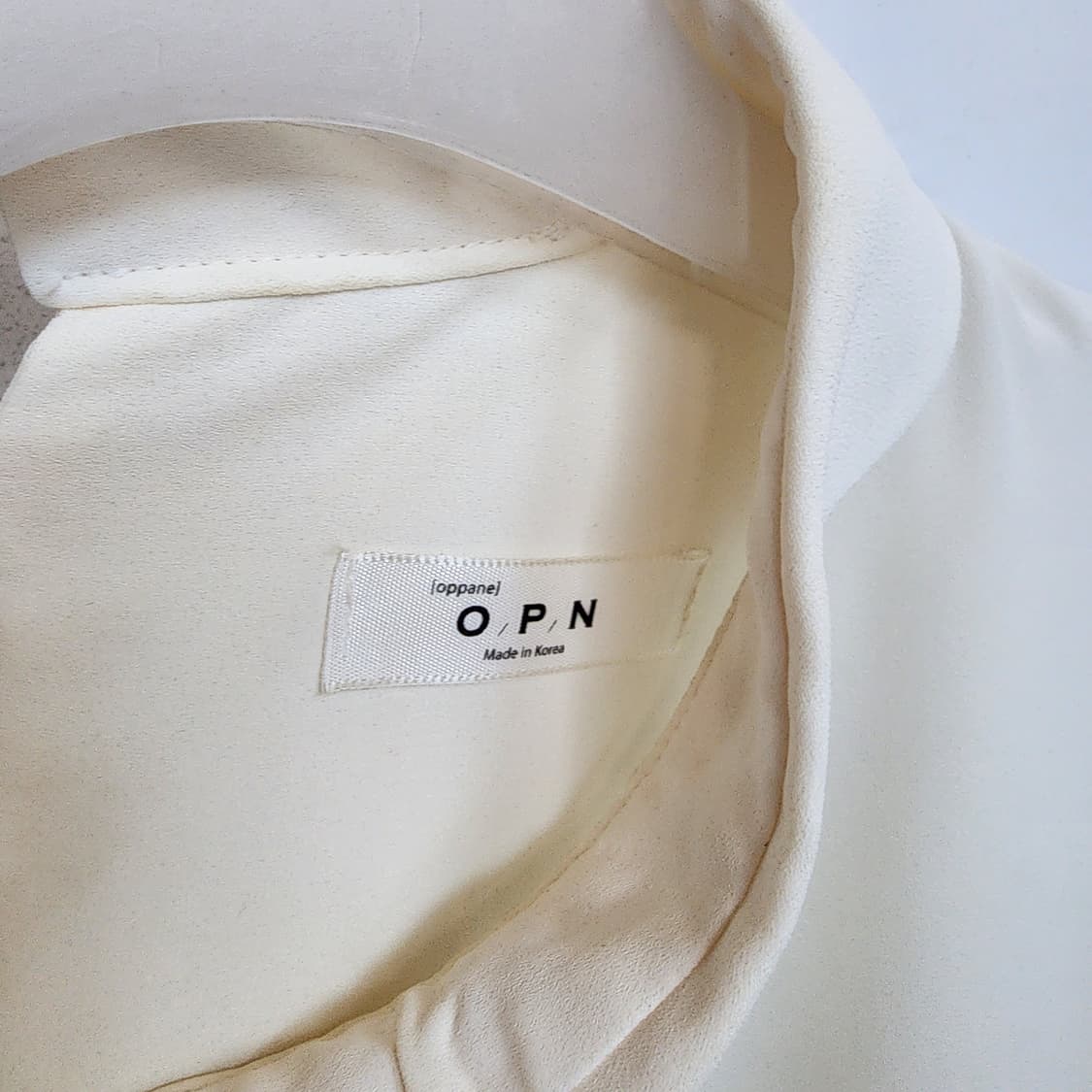 화이트 실키 라운드넥 블라우스 상품이미지6