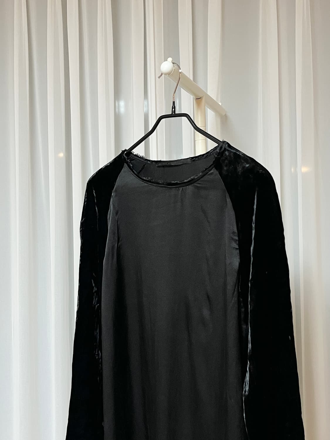 하이더아커만 실크 벨벳 롱슬리브 탑 상품이미지1