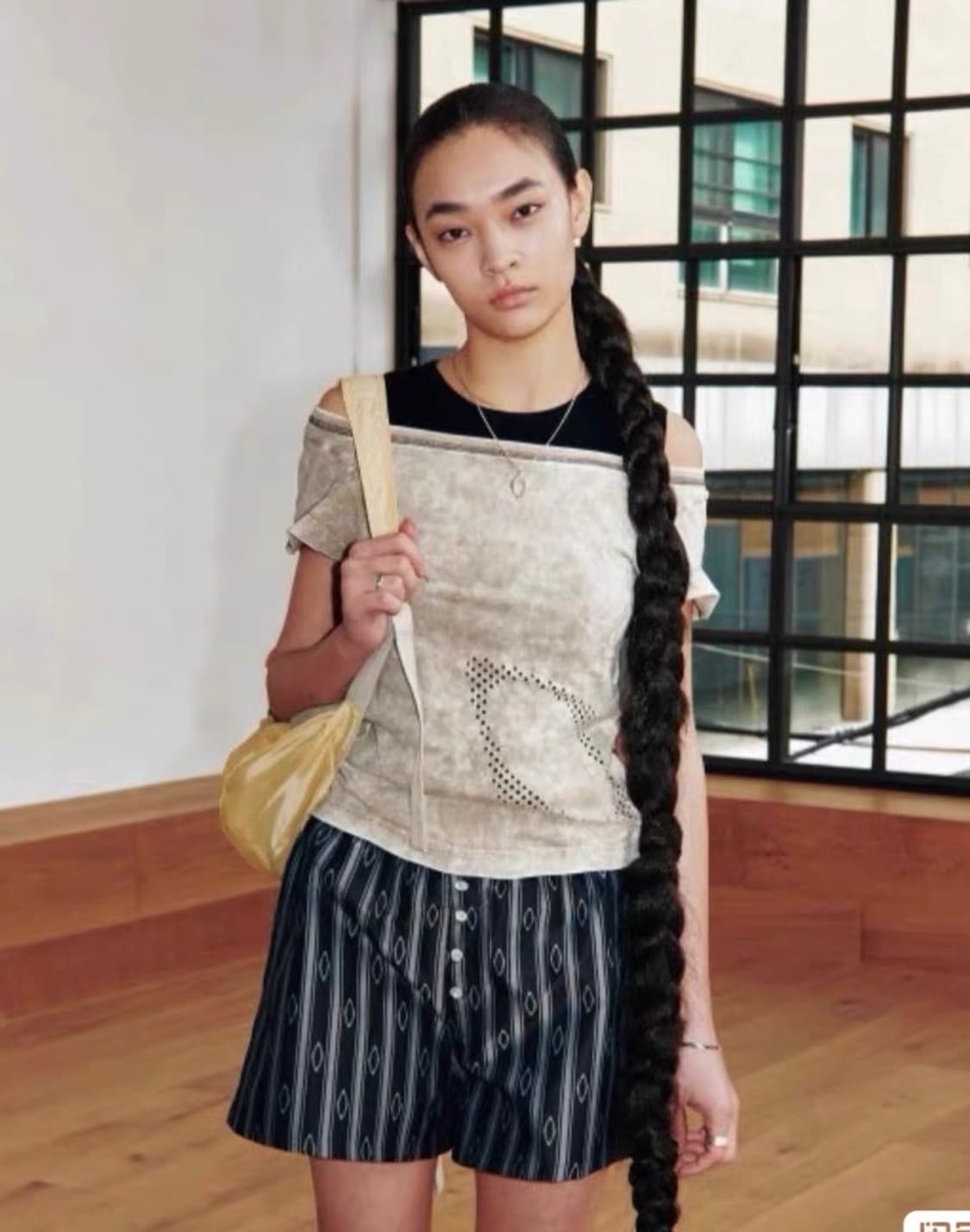 (W) 미스치프 블리치드 와이드 넥 티셔츠 블리치드 카키 베이지 상품이미지1