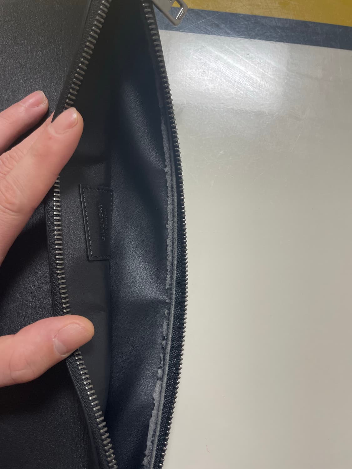 지방시 로고 프린트 클러치백 A4  상품이미지6