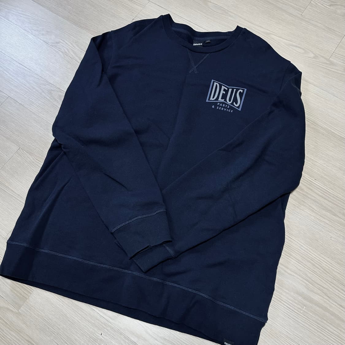 데우스 에비뉴 크루 맨투맨 네이비 상품이미지1