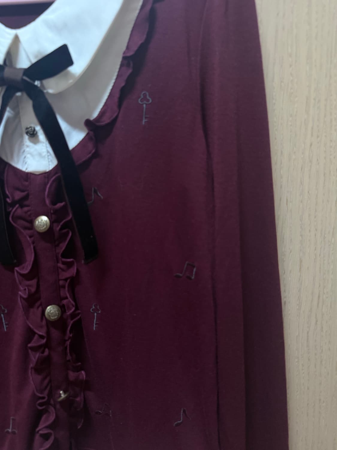 엑시즈팜 버건디 음표 로걀 블라우스 상품이미지3