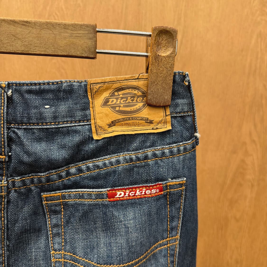 디키즈 데님 미디 스커트 백 포켓 레드 로고 탭 디테일 H라인 진청 상품이미지6