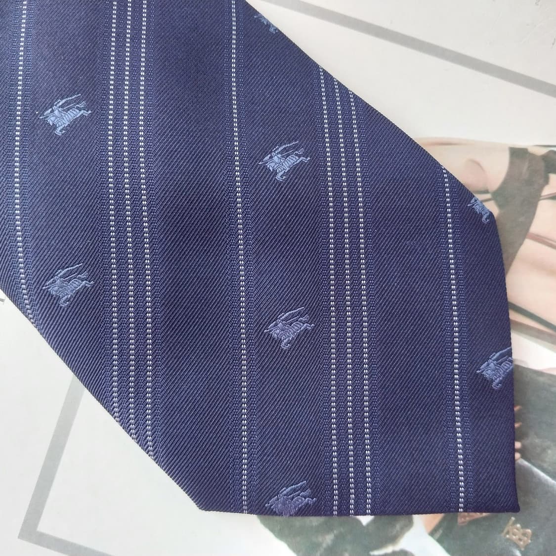 버버리 네이비 기마사 패턴 슬림 넥타이 8cm A+등급 K2553
 상품이미지6