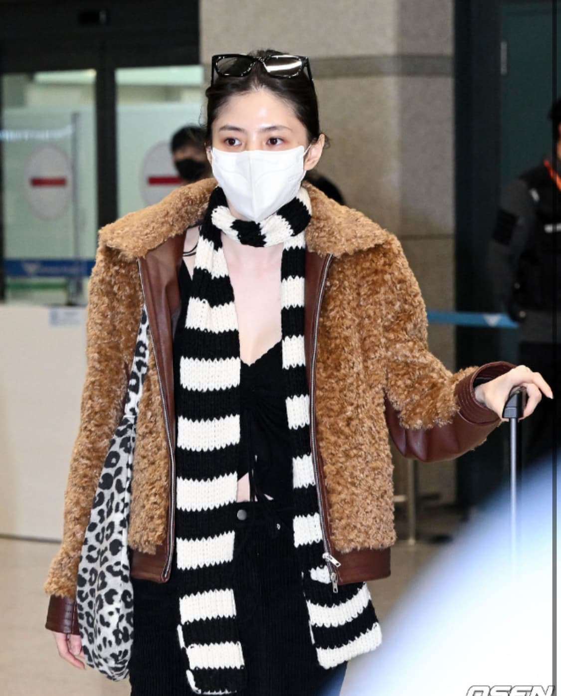 한소희 착용, 오픈yy 머플러 브라운 상품이미지4