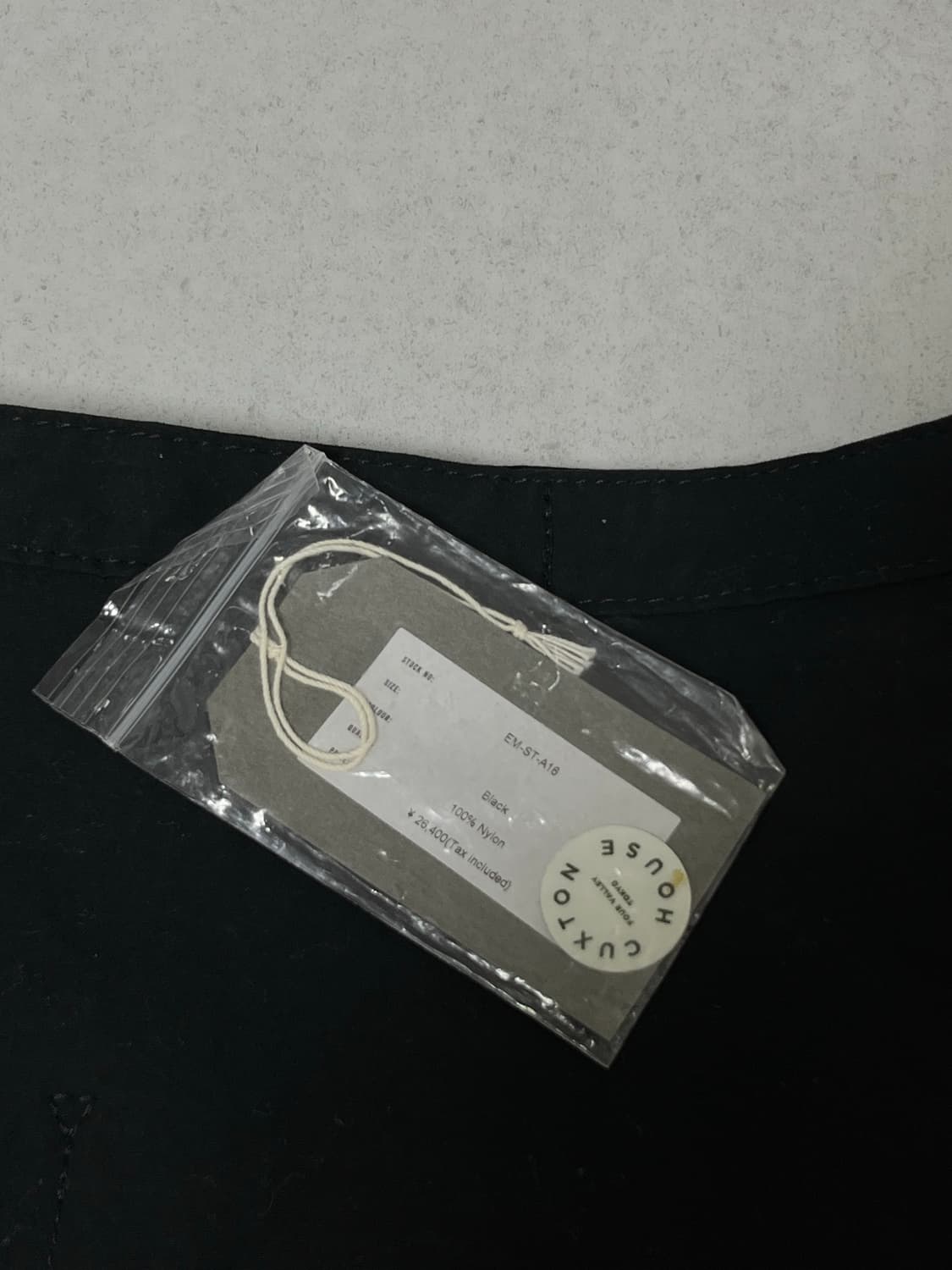 ends and means 엔즈앤드민즈 뉴스페이퍼백 블랙 상품이미지5