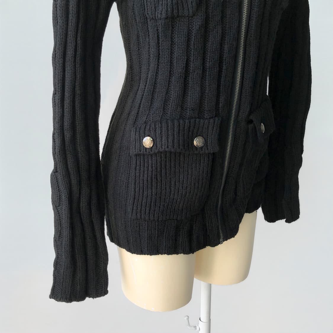 블랙 하이넥 버튼 디테일 니트 짚업 상품이미지4