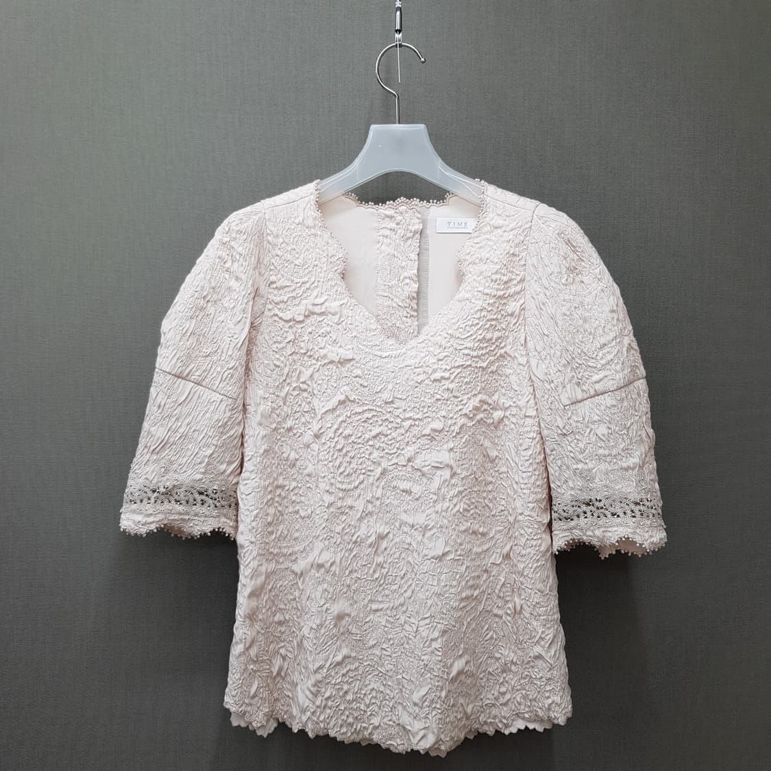 한섬 타임 엠보 레이스 반팔 블라우스 F사이즈 상품이미지1