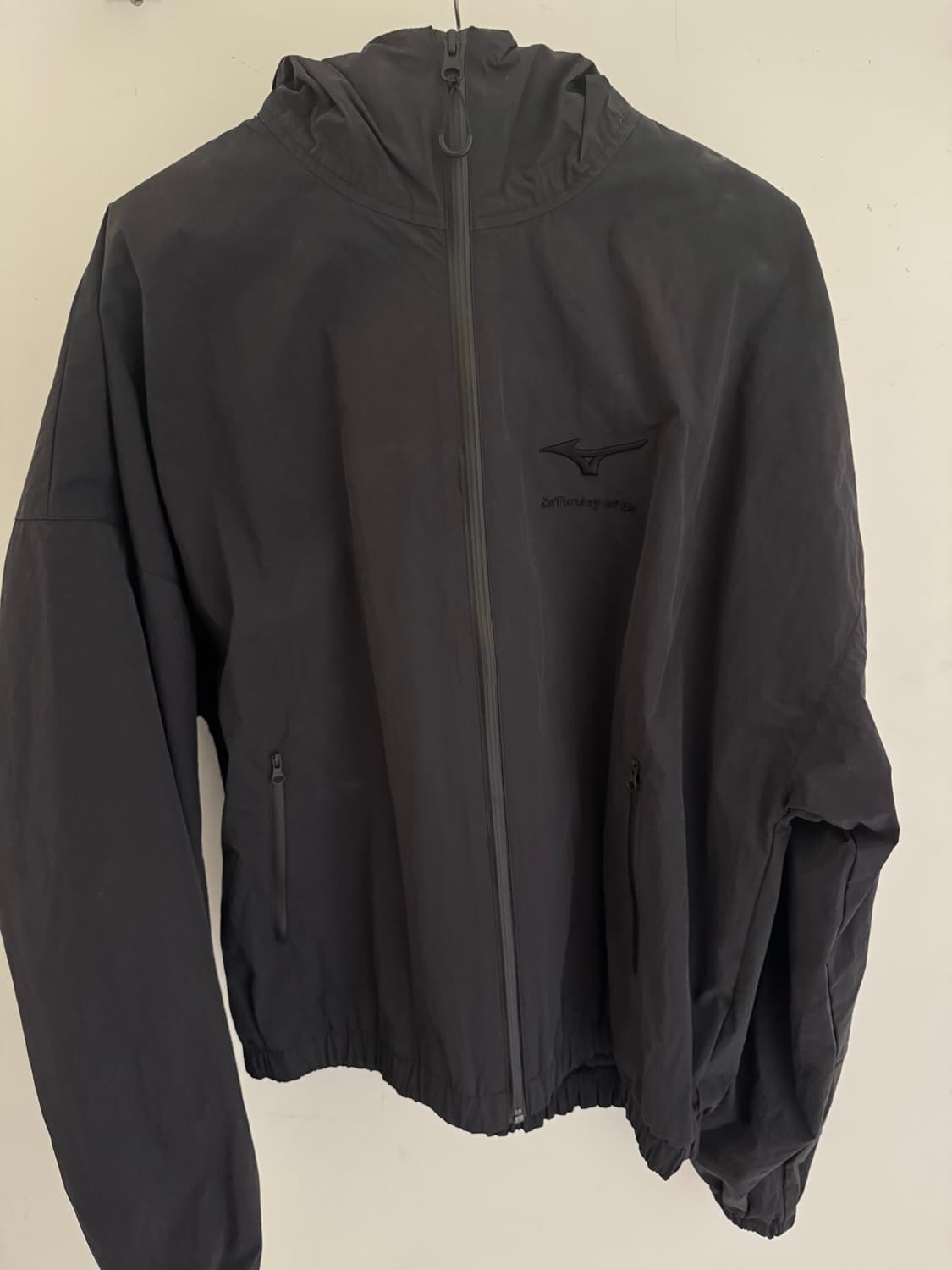 stu x 미즈노 윈드 브레이커 블랙 상품이미지6