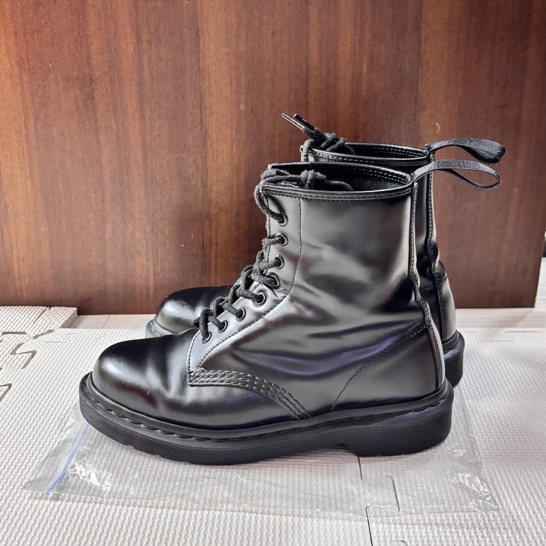 닥터마틴 1460 모노 8홀 블랙 워커 부츠 상품이미지5