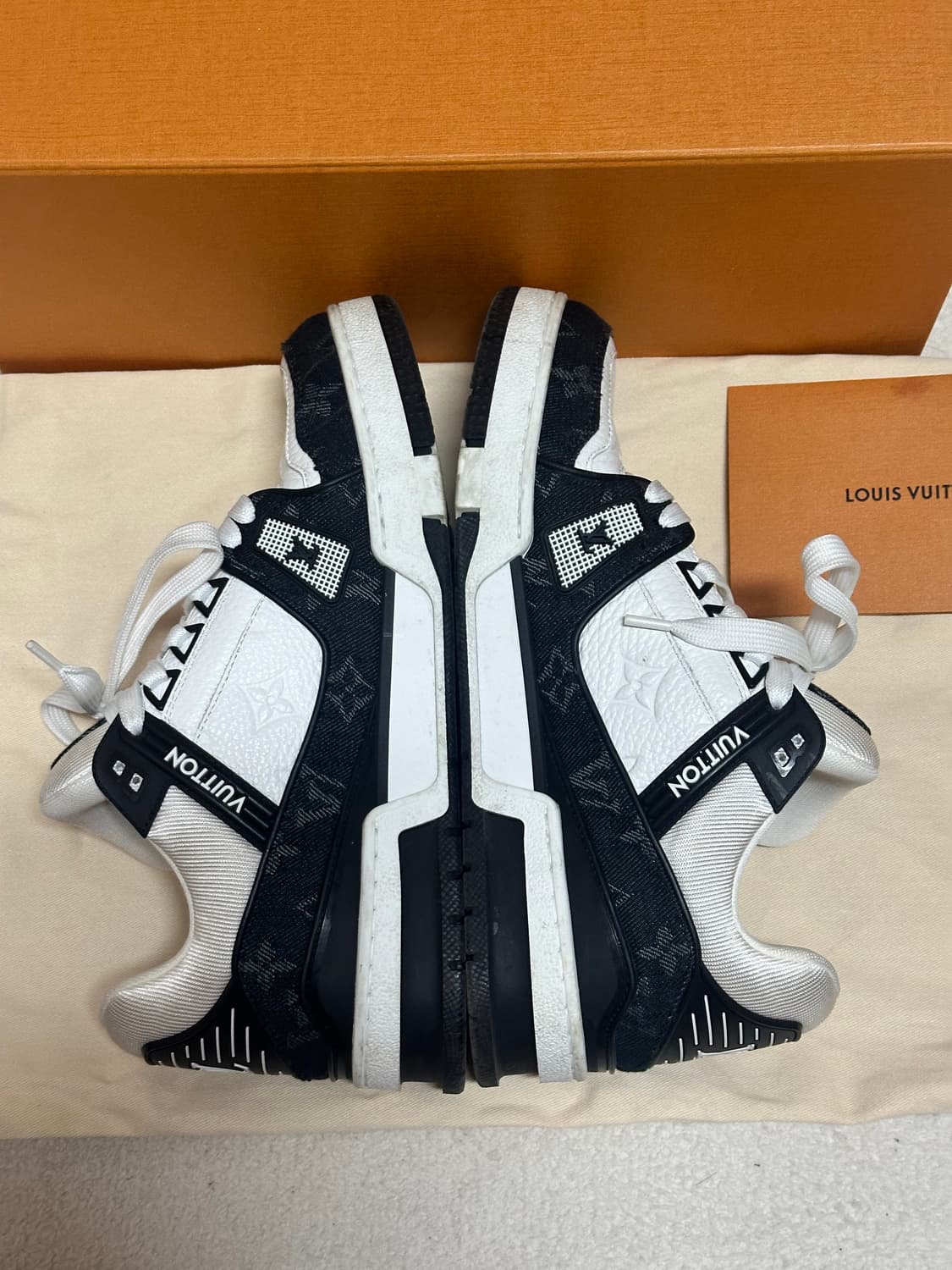 (풀구성)루이비통 트레이너 스니커즈 블랙/화이트 5.5 상품이미지4
