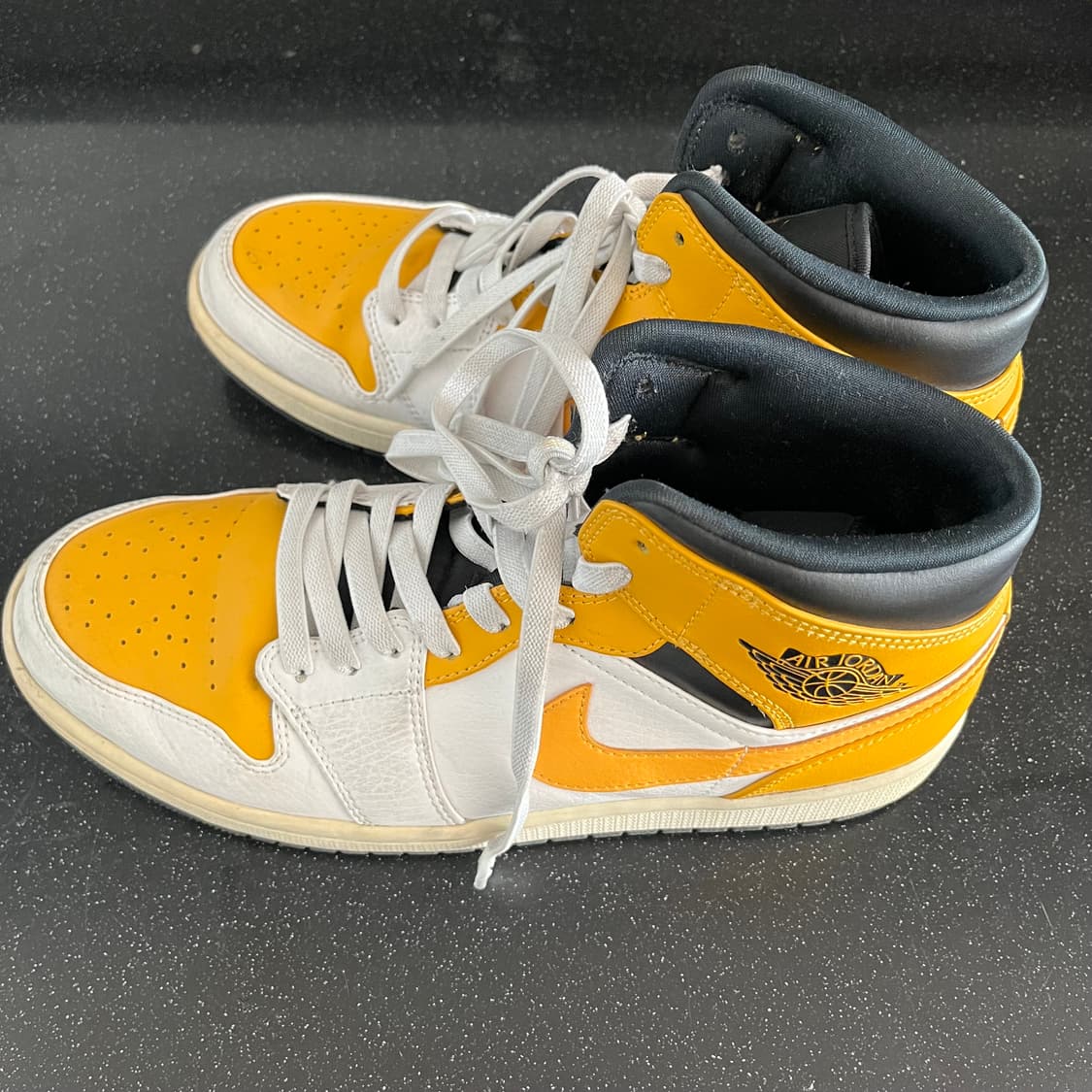 조던1 미드 유니버시티 골드 285 상품이미지1