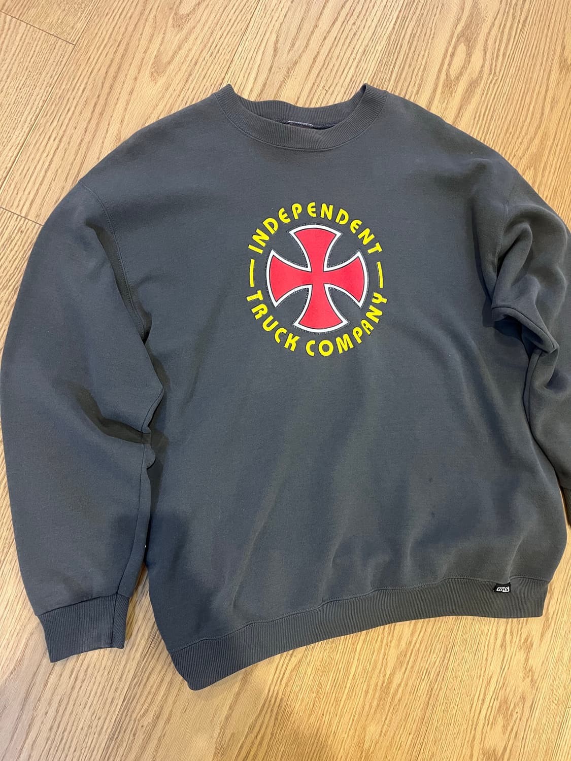 인디펜던트 트럭 스웻 차콜그레이 상품이미지1