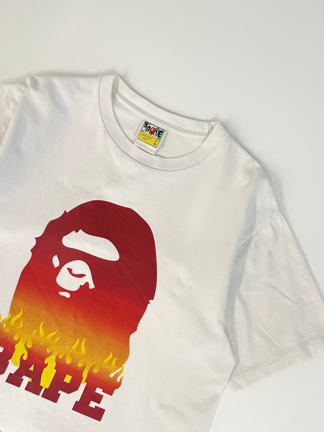 BAPE 베이프 플레임 화이트 반팔 (L) 상품이미지1